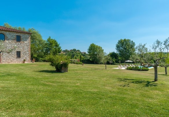 The park, covered by grass and embellished with colourful flowerbeds, trees and shrubs typical of the Tuscan vegetation such as olives and cypresses – Alborata