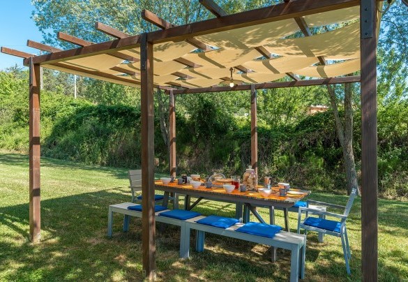 Just outside the kitchen French window, in a shaded area, a gazebo with table and chairs – Alborata