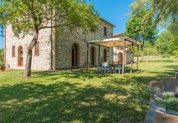 Alborata is an old Tuscan farmhouse entirely built in stone, situated not far from the village of San Giovanni d’Asso – Alborata