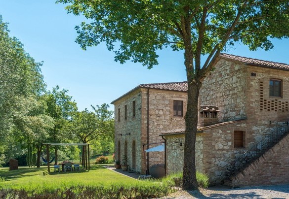 Alborata is an old Tuscan farmhouse entirely built in stone – Alborata