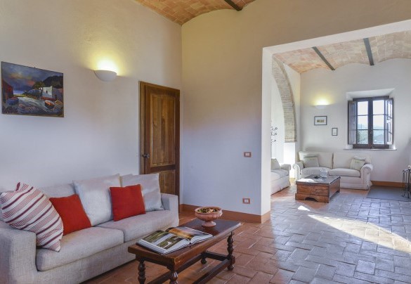 The main entrance with access to the bathroom– Alborata