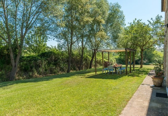Just outside the kitchen French window, in a shaded area, a gazebo with table and chairs – Alborata