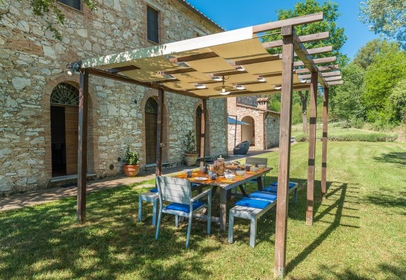 Just outside the kitchen French window, in a shaded area, a gazebo with table and chairs – Alborata 