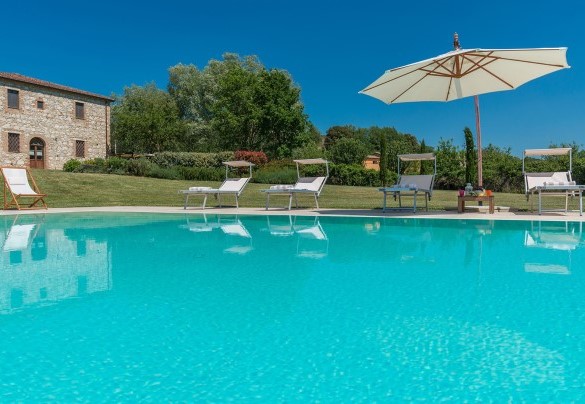 Access to the water is by Roman steps – Alborata
