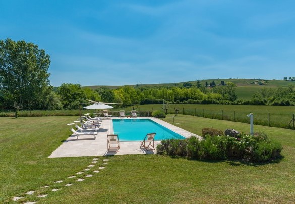 The infinity pool has a rectangular shape and measures 5 x 15 m with a constant depth of 1.5 m – Alborata