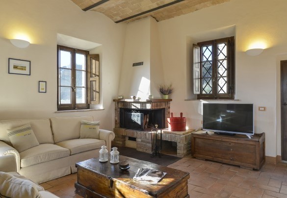 The living room with tv and fireplace – Alborata