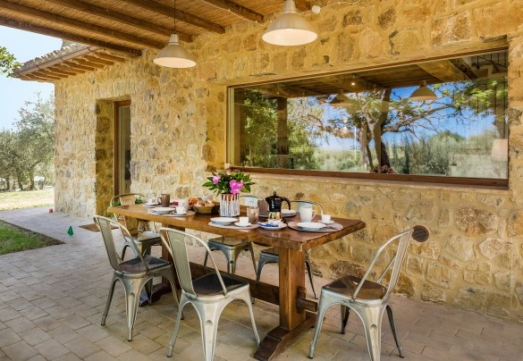 The pergola shades the table prepared for outdoor breakfast – Amandula 