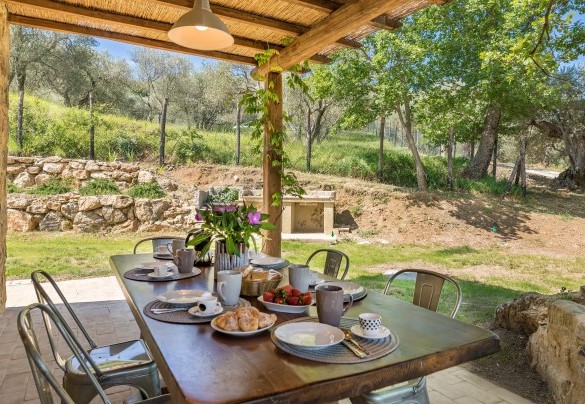 The pergola shades the table prepared for outdoor breakfast – Amandula 