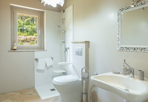 Bathroom with shower on the ground floor - Amandula