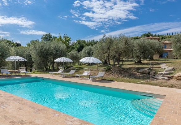 The pool can be reached by crossing the garden and going down stone slabs – Amandula