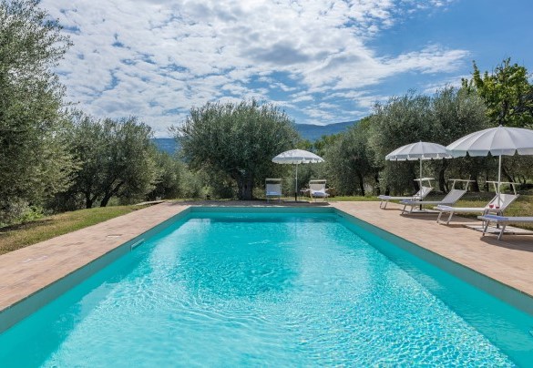 The pool measures 12 x 5 m and has a constant depth of 1.40 – Amandula