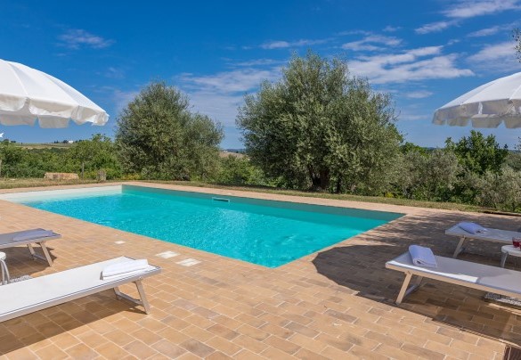 The rectangular and fenced swimming pool – Amandula