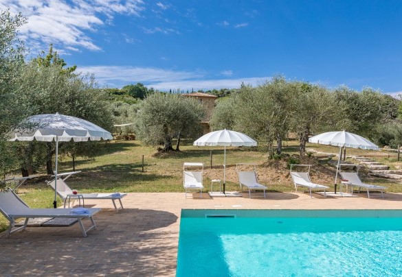 The pool can be reached by crossing the garden and going down stone slabs – Amandula