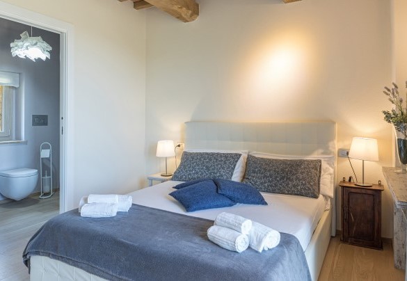 Double bedroom with en-suite bathroom and terrace, first floor - Amandula