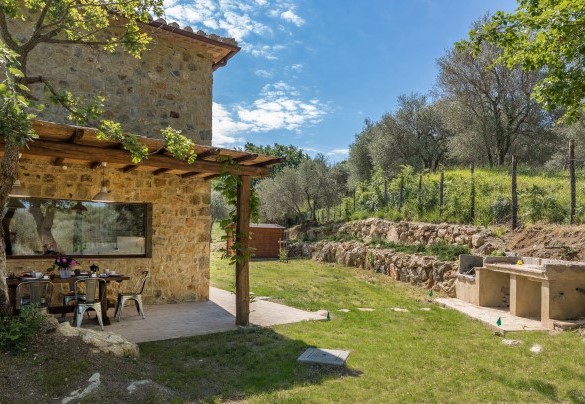 The stone barbecue a few steps from the pergola – Amandula