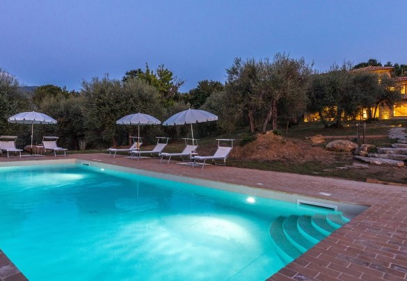 The swimming pool occupies a lower terrace of the villa, which is about 30 m away – Amandula