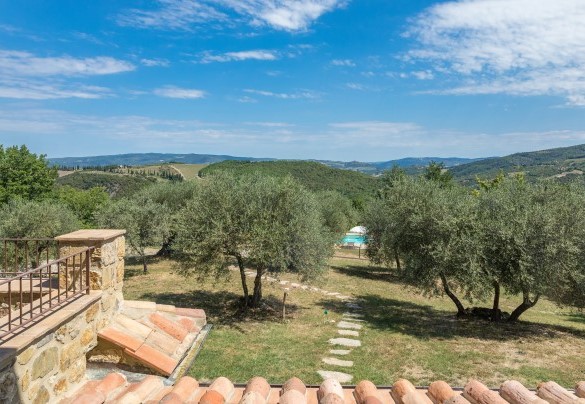The swimming pool occupies a lower terrace of the villa, which is about 30 m away – Amandula