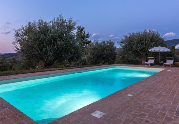 The swimming pool equipped with an angular and illuminated Roman staircase – Amandula