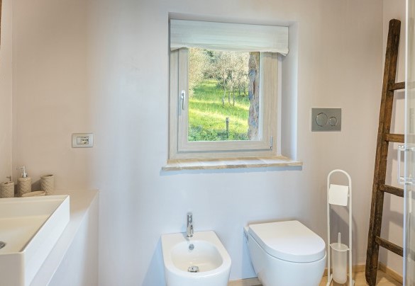 Bathroom with shower en-suite, first floor - Amandula
