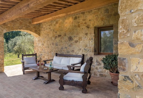 The porch shades the outdoor living – Amandula 