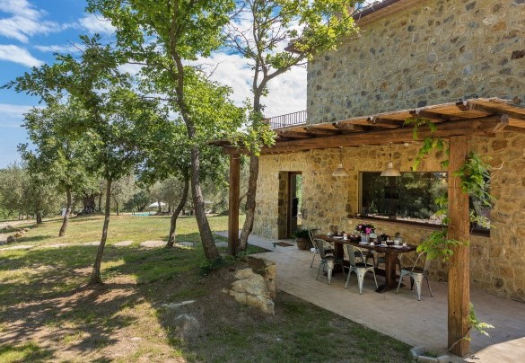 The pergola shades the table prepared for outdoor breakfast – Amandula 
