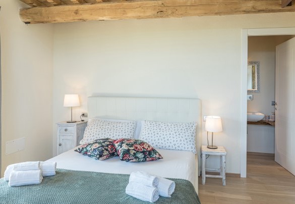 Double bedroom with en-suite bathroom, mezzanine and terrace. First floor - Amandula