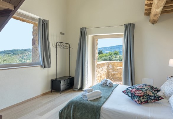Double bedroom with en-suite bathroom, mezzanine and terrace. First floor - Amandula