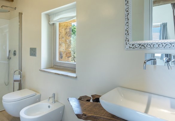 Bathroom with shower en-suite, first floor - Amandula