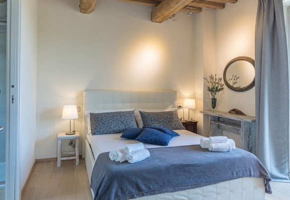 Double bedroom with en-suite bathroom and terrace, first floor - Amandula