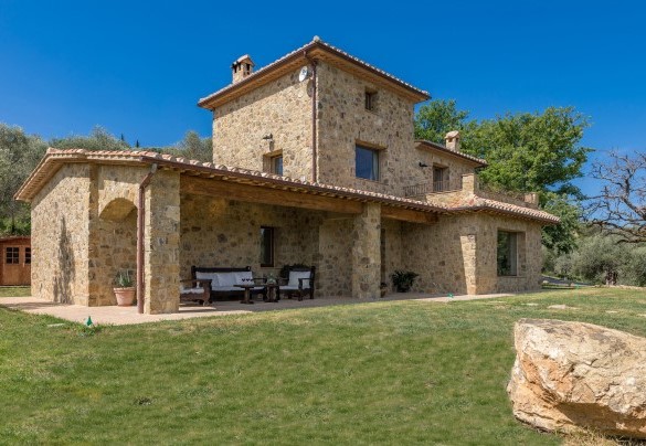 The farmhouse is spread over two levels connected by an internal staircase – Amandula