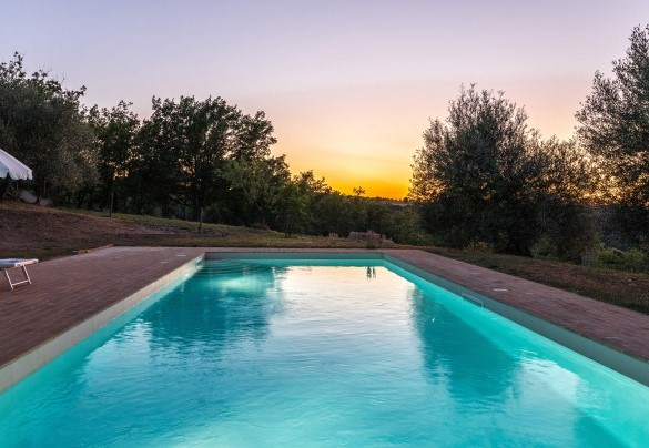 The swimming pool equipped with an angular and illuminated Roman staircase – Amandula
