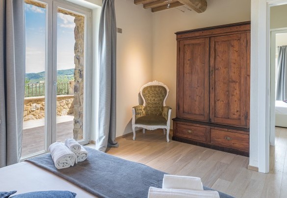 Double bedroom with en-suite bathroom and terrace, first floor - Amandula