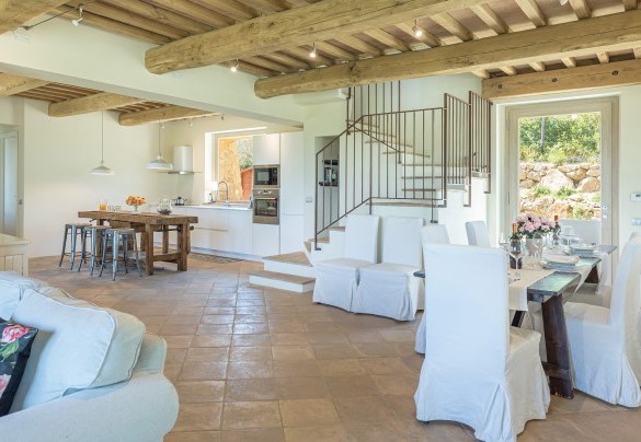 The open space with kitchen, dining table and living room with Smart TV, with direct exits to the garden – Amandula