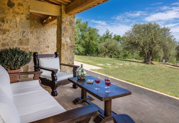The porch shades the outdoor living – Amandula 