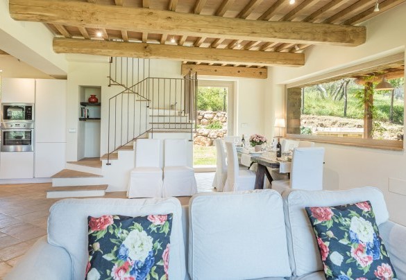 The open space with kitchen, dining table and living room with Smart TV, with direct exits to the garden – Amandula