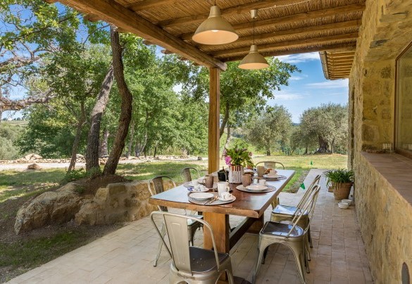 The pergola shades the table prepared for outdoor breakfast – Amandula 