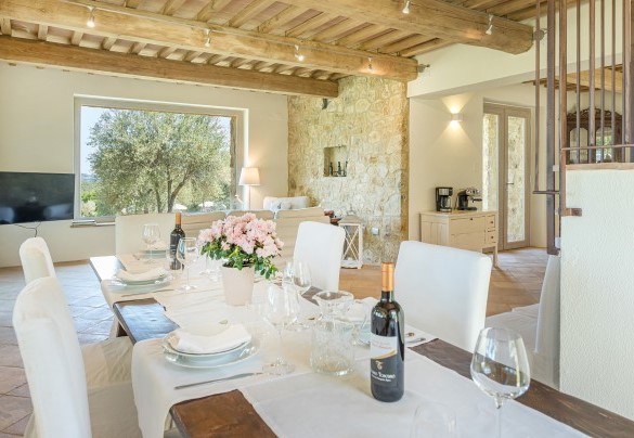 The open space dining area – Amandula