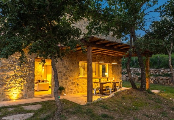 The farmhouse with soft and enveloping lights to enjoy unforgettable moments under the Tuscany sky – Amandula