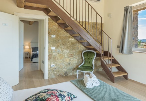 Double bedroom with en-suite bathroom, mezzanine and terrace. First floor - Amandula