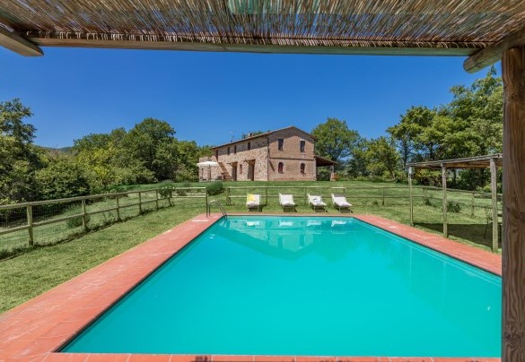 The pool measures 10 x 5 m and has a constant depth of 1.40 – Amantino