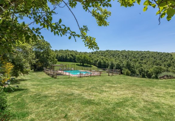 The rectangular and fenced swimming pool 30 m from the farmhouse – Amantino
