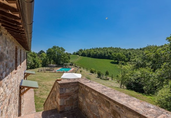 The farmhouse is spread over two levels connected by an internal and esternal staircase – Amantino