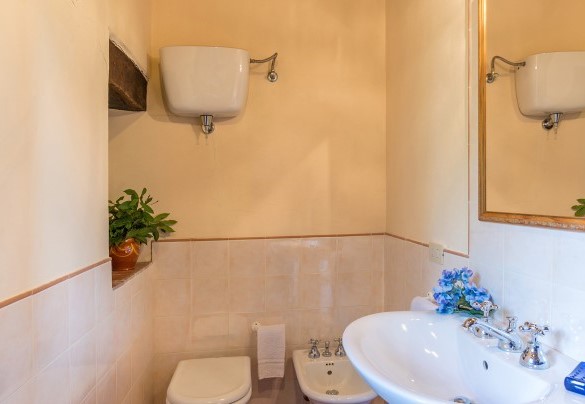 Bathroom nr.2 with shower en-suite on the first floor – Amantino