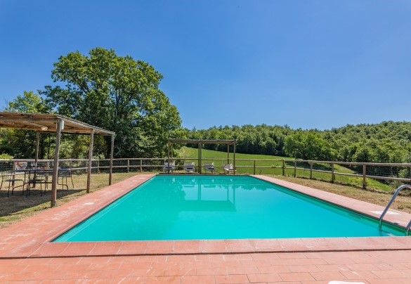 The pool is equipped with a metal ladder – Amantino