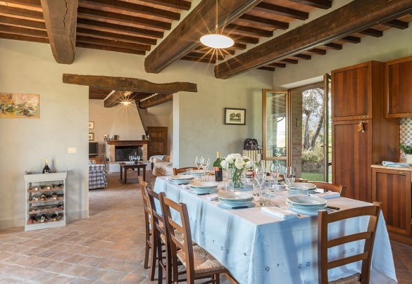 The kitchen with dining table and exit to the porch – Amantino