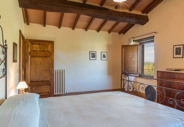 Double bedroom nr. 4 with 1.50 m wide bed. First Floor - Amantino