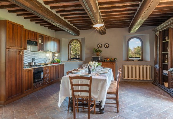 The kitchen with dining table and exit to the porch – Amantino