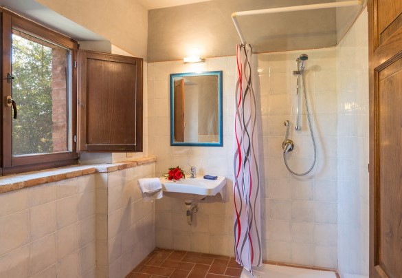 Bathroom nr.1 with shower on the ground floor - Amantino