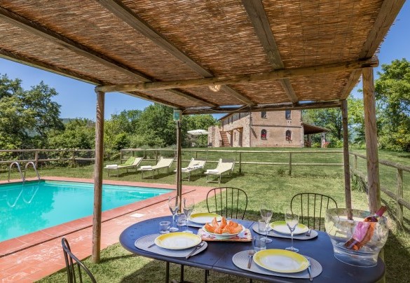 The pool’s pergola shades the table prepared for outdoor breakfast – Amantino 