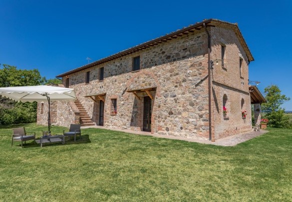 The farmhouse is spread over two levels connected by an internal and esternal staircase – Amantino